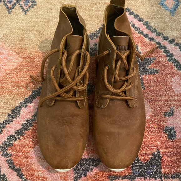 Kodiak Brown Leather Chukka Shoe Boots - Picture 2 of 6